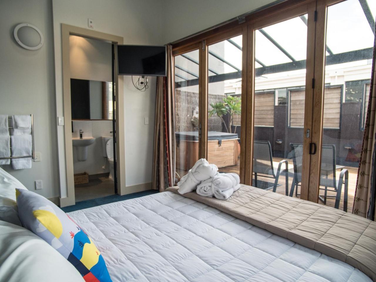 King Studio Balcony Spa Pool & Ensuite Bathroom